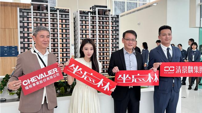 「坐忘林」928檔期开卖前夕，抢先开箱绝美玻璃屋招待中心「坐忘林几何馆」，成为当地新兴地标。（柯宗纬摄）