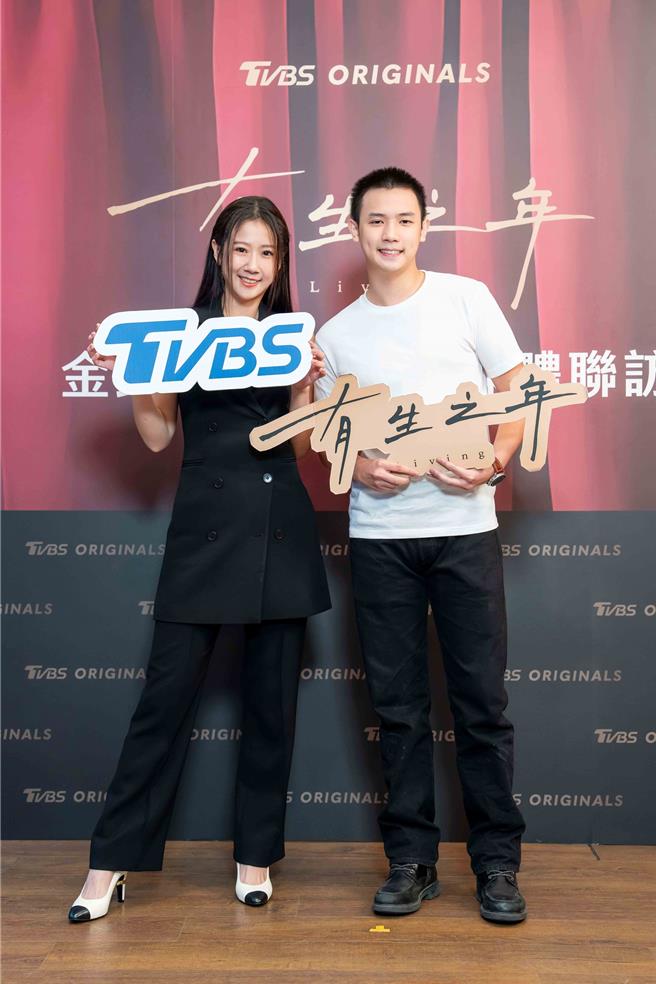 方志友、谢展荣30日开心受访聊金钟入围心情。（TVBS提供）