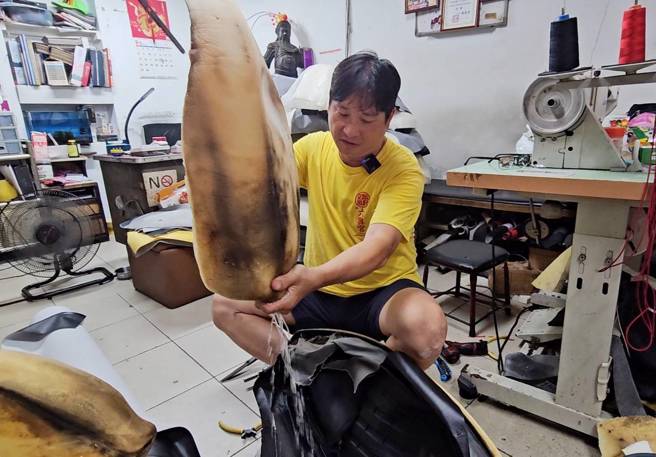 師傅劉正木透露，不少人機車墊海綿都能擠出水。（記者游定剛拍攝）