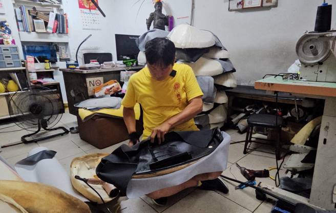 劉正木分析，「一體成型」的座墊皮，無縫接軌不會浸水，價格親民。（記者游定剛拍攝）