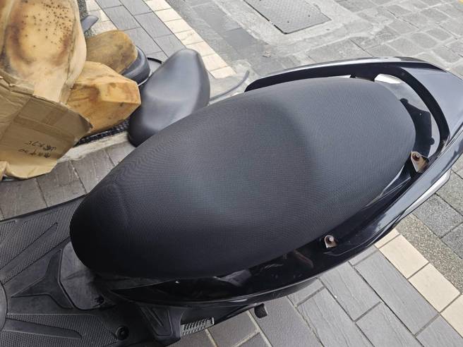 機車座墊翻修完像新的一樣。（記者游定剛拍攝）