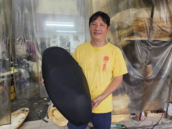 機車座墊師傅劉正木國中就當學徒，入行已33年。（記者游定剛拍攝）