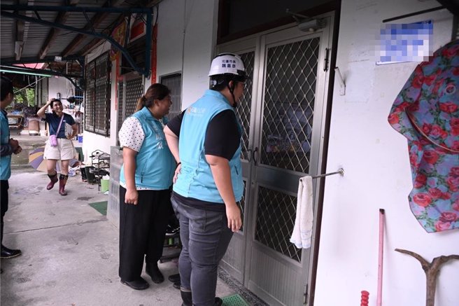 市長魏嘉彥也來到國福里疏導住戶撤離。（花蓮市公所提供／王志偉花蓮傳真）