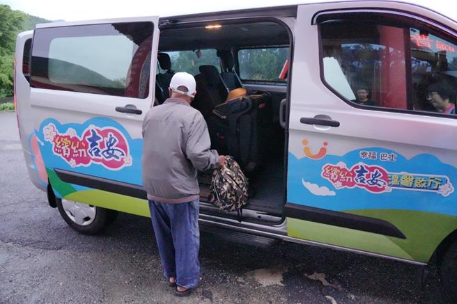 吉安鄉有4個村466保全戶撤離，鄉公所安排巴士撤離。（吉安鄉公所提供／王志偉花蓮傳真）