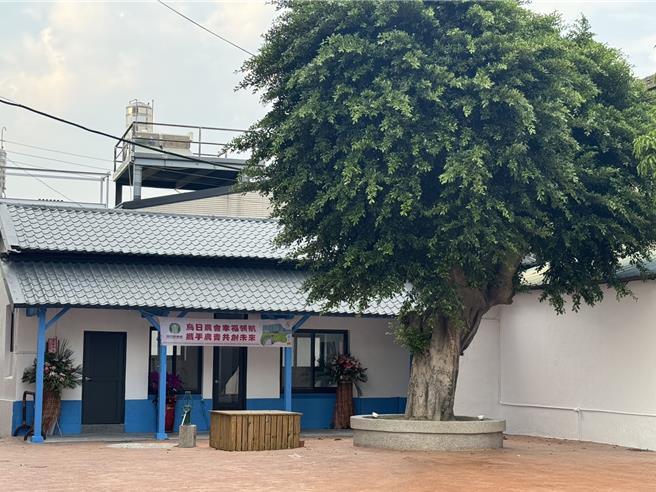 台中市地方创生团队黑皮泥思土地学院与乌日区农会共同推动青年回留农村创新计画，将閒置近31年的旧办公厅舍空间整顿、修復为「农青共创馆」，近日竣工，期待未来成为多元农业活动的场域。（潘虹恩摄）