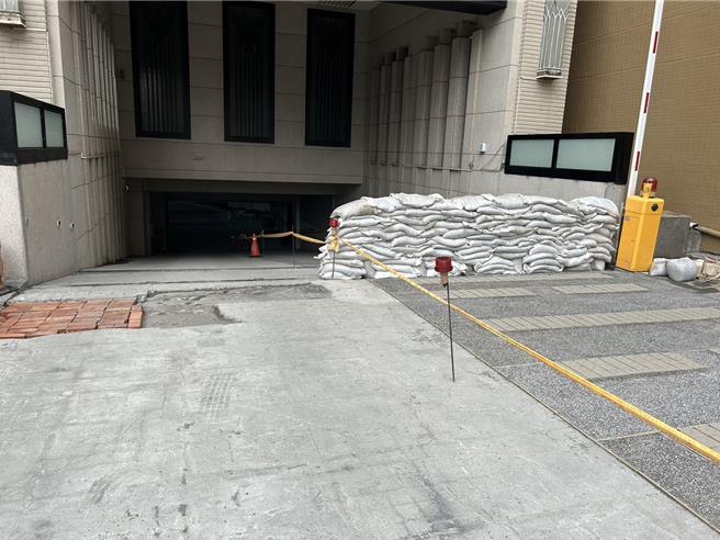 棋琴12重奏大樓，地下室沙包牆30日下午，先保留一半通道，讓住戶們方便移車。（民眾提供／紀爰高雄傳真）