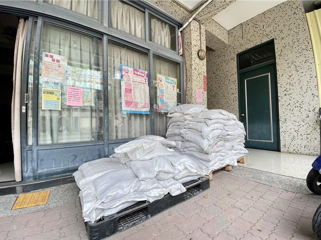 本和里活動中心1樓原先準備300個沙包，目前已經全部搬空，但仍需求量大，各單位正在積極調度中。（紀爰攝）