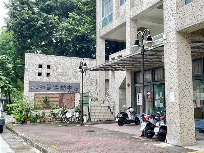 面對山陀兒颱風威脅，本和里里長陳文旗表示，若居民們有需要幫忙可隨時聯繫里民中心。（紀爰攝）