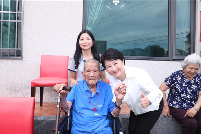 重陽節將至，台中市長盧秀燕9月30日拜訪太平區人稱「公道伯」的101歲人瑞張連慶阿公。（馮惠宜攝）