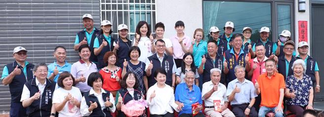 重陽節將至，台中市長盧秀燕9月30日拜訪太平區人稱「公道伯」的101歲人瑞張連慶阿公。（馮惠宜攝）