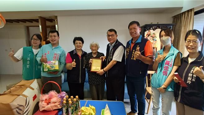 9月30日下午太平區區長許貴芳代表市長盧秀燕，聯同新高里里長江姿樺，探訪今年剛滿百歲的劉陳孝嫺奶奶。（太平區公所提供／馮惠宜台中傳真）