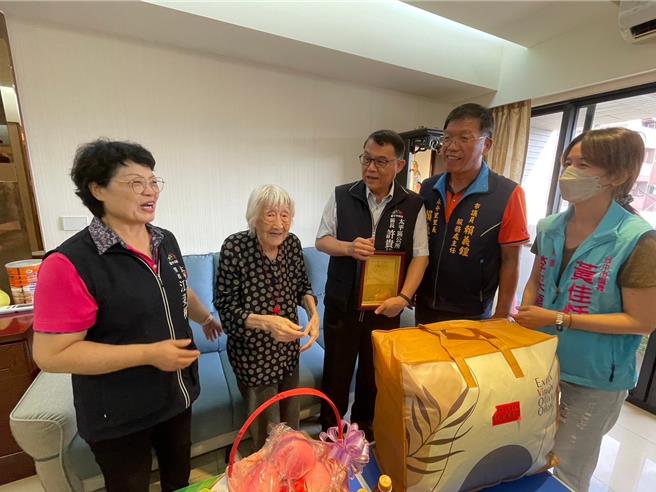 9月30日下午太平區區長許貴芳代表市長盧秀燕，聯同新高里里長江姿樺，探訪今年剛滿百歲的劉陳孝嫺奶奶。（太平區公所提供／馮惠宜台中傳真）