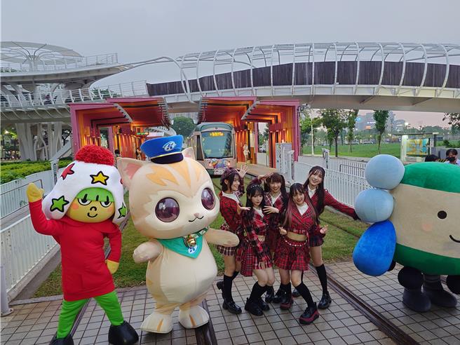 聯名彩繪輕軌今天亮相。（任義宇攝）