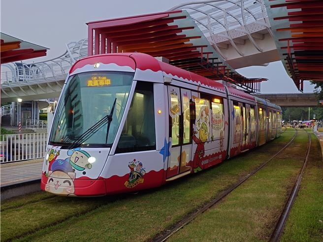 聯名彩繪輕軌今天亮相。（任義宇攝）