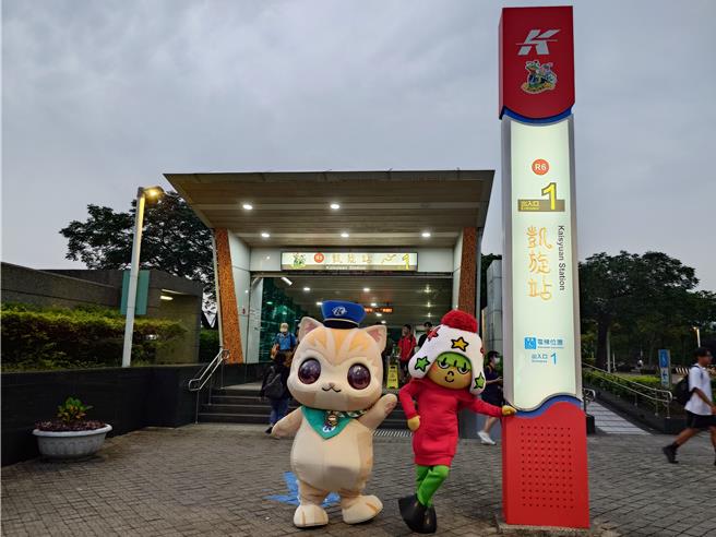高雄捷運公司與日本知名鐵道公司江之電、日本食品公司優雅食在今年6月簽屬合作備忘錄，9月30日宣布活動開跑，讓捷運凱旋站披上以三方吉祥物命名的「江柑星」主題車站。（任義宇攝）