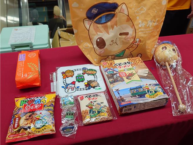 高雄捷運公司與日本知名鐵道公司江之電、日本食品公司優雅食在今年6月簽屬合作備忘錄，9月30日宣布活動開跑，讓捷運凱旋站披上以三方吉祥物命名的「江柑星」主題車站。（任義宇攝）