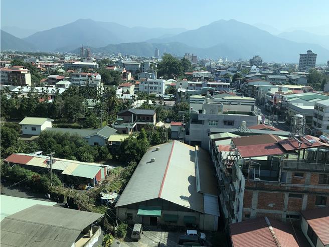 南投县政府因应囤房税2.0，将《南投县房屋税徵收率自治条例》修正草案提报南投县议会审议，30日遭议会退回。（杨静茹摄）