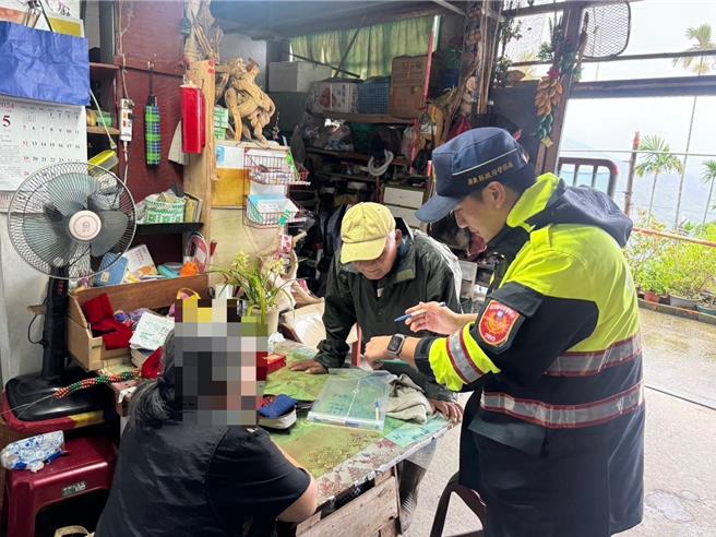 里港警分局員警到三地門鄉勸導預防性撤離。（里港警分局提供／羅琦文屏東傳真）