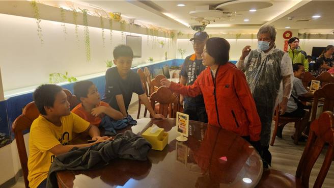 屏東縣長周春米到墾丁小丑魚渡假村探視預防性撤離的八瑤村民。（屏東縣政府提供／羅琦文屏東傳真）