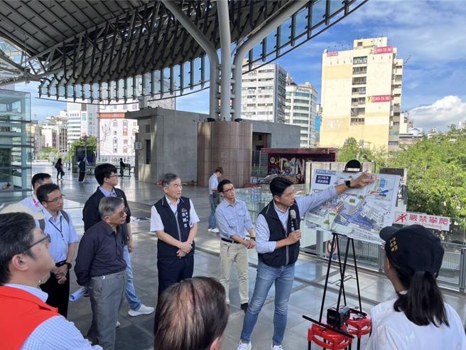 交通局長葉昭甫日前向行政院公共工程委員會說明捷運藍線的完工願景。（台中市府提供）