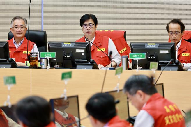 高雄市长陈其迈（中）今天坐镇主持灾害应变中心会议。（摘自陈其迈脸书）