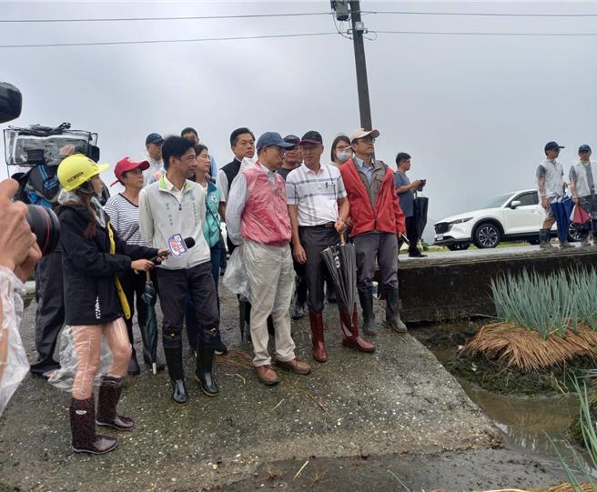 山陀兒颱風來勢洶洶，農業部長陳駿季今（30日）前往宜蘭縣員山鄉、冬山鄉及三星鄉等3地區視察各項防颱整備作業。（吳佩蓉攝）
