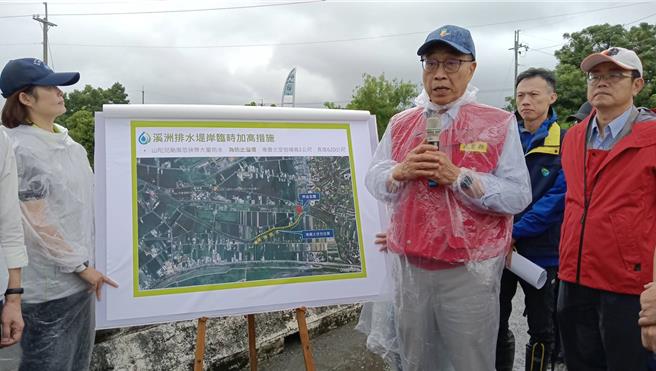 山陀兒颱風來勢洶洶，農業部長陳駿季（中）今（30日）前往宜蘭縣員山鄉、冬山鄉及三星鄉等3地區視察各項防颱整備作業。（吳佩蓉攝）