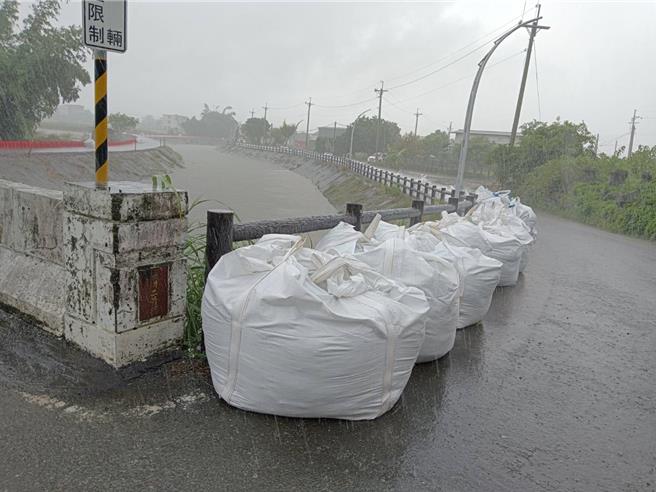 農水署宜蘭管理處已完成溪洲排水堤岸堆疊太空包加高1公尺，總長度620公尺，以防止溢堤，降低淹水風險。（吳佩蓉攝）