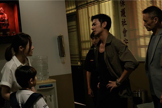 亮哲劇中向尹馨討討她丈夫欠的錢。（華視、公視台語台提供）