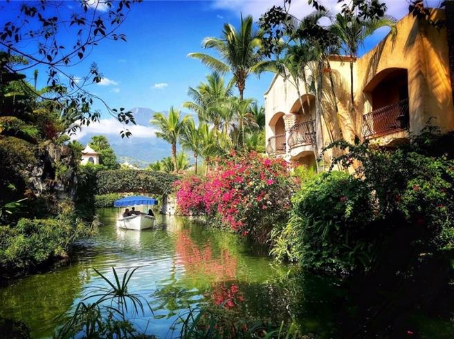 花蓮理想大地推出「一路向東」住房專案，入住樂迷可參加應許運河的遊艇導覽。（花蓮理想大地渡假飯店提供）