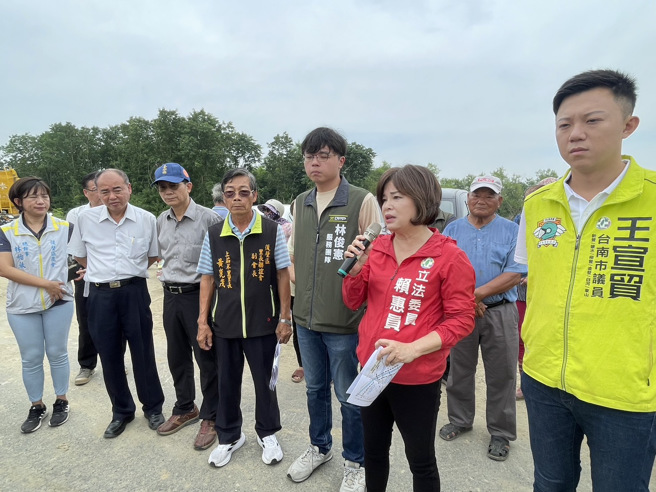 立法院财政委员会召集委员赖惠员于今（30）日紧急安排考察台南后壁与八掌溪沿岸。(戴志扬翻摄)