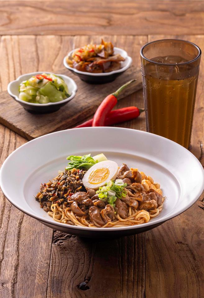 新光三越信义A11限定「川味滷肥肠乾拌麵」。（PaMi曾拌麵提供）