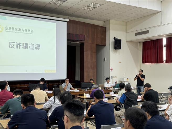 新北市瑞芳警分局今（30）日辦理反詐宣導講座，邀請議員服務處、里長、民防義警、地方士紳及公家機關代表共同參與，加上遇到中度颱風山陀兒將至，警方順道宣導防颱措施，呼籲民眾對詐騙、颱風都要保持警覺，保護自己的財產。（瑞芳警分局提供）