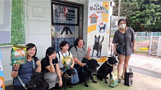 「黑狗軍團」推廣認養黑色米克斯。（新北市動保處提供）
