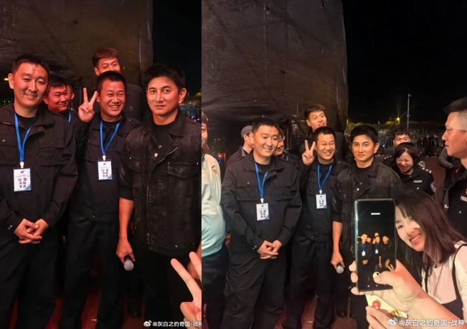 吳奇隆一身黑和保全合照。（圖／翻攝自灰白之約奇國-戰神 微博）