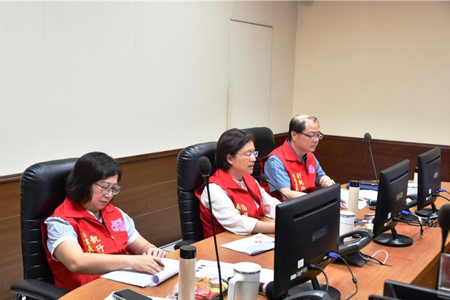 彰化縣目前已開設二級防颱應變中心，預計明上午9時將升為一級開設，縣長王惠美（中）在今(30)日下午2時在防颱應變中心，召開山陀兒颱風第1次防颱整備會議。（彰縣府提供／葉靜美彰化傳真）