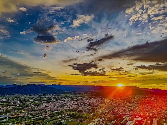 山陀兒颱風即將來襲，南投縣山區有些微風雨，埔里鎮出現火燒雲，雖然僅短短5分鐘，令人驚艷！（孫大偉提供／楊靜茹南投傳真）
