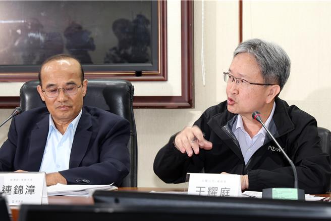 台電調漲產業電價最多14％，後續仍否需要立法院通過千億元歲計賸餘補貼，台電總經理王耀庭(右)表示，民生電價仍虧損，還是希望可以協助。(鄧博仁攝)