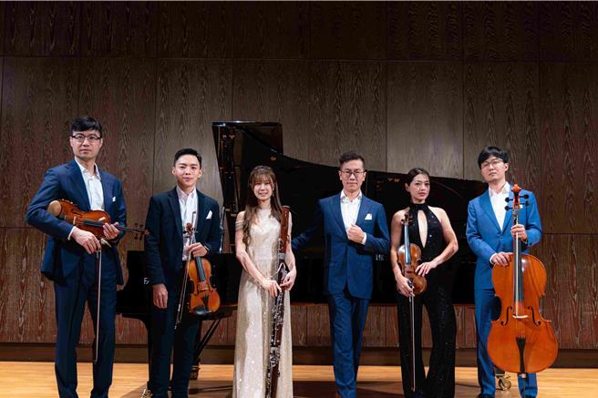 吴丞铠（由左至右）、张咏舜、王亮尹、朱育陞、康妮媚、郑乃涵   将于10月5日在国家演奏厅演出。（成美室内乐提供）