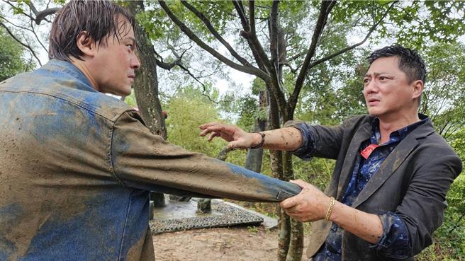 黃文星、藍葦華雨中對決，兩人身上滿是泥濘。（民視提供）