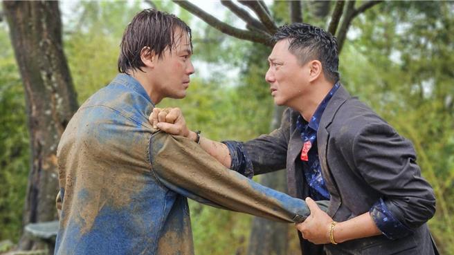 黃文星、藍葦華雨中對決，兩人身上滿是泥濘。（民視提供）