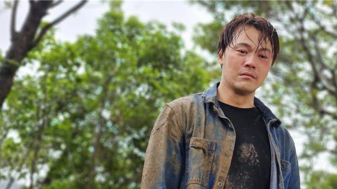 黃文星身上滿是泥濘。（民視提供）