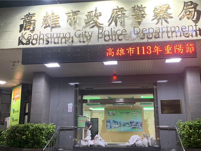 高雄市警局大門前堆置沙包來預防颱風天淹水。（郭良傑攝）