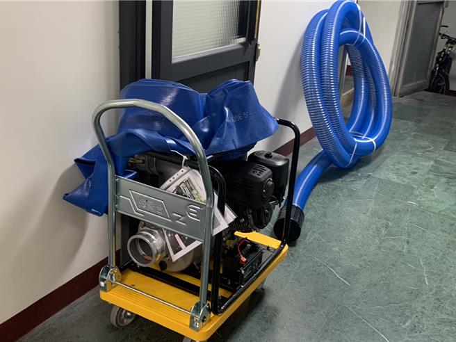 大樓內預備抽水機和大型抽水管。（郭良傑攝）