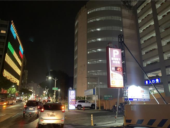 鹽埕區立體停車場出現排隊車潮，地下一樓停車場乏人問津。（郭良傑攝）