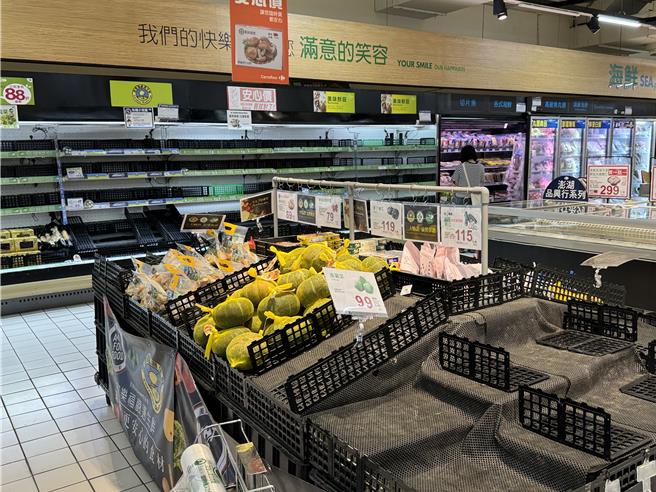 大型超市的菜架上幾乎被搶購一空。（郭良傑攝）