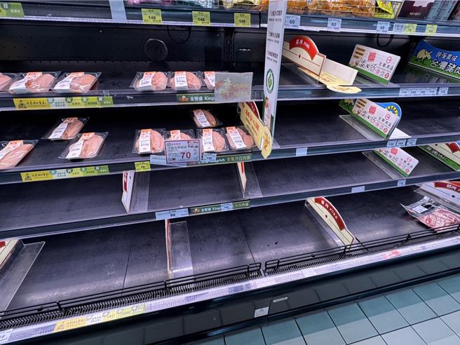 超市的肉類也都被買得所剩無幾。（郭良傑攝）