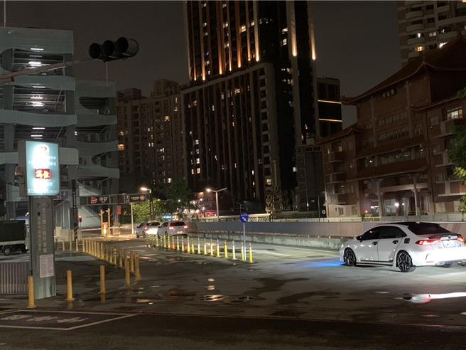 十全路的果菜市場立體停車場也被停滿，場外還有車主為不讓愛車泡水，排隊等車位。（郭良傑攝）