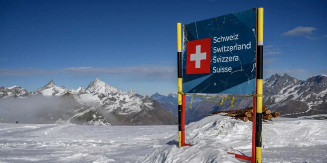 阿爾卑斯山上的瑞士國界牌。(圖/AP)