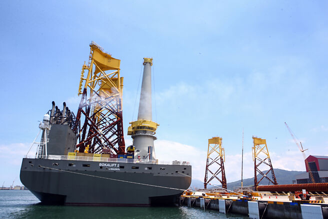 CIP与世纪风电将藉「国际智慧能源周」向外界报告3-1期沨妙风场进度暨世纪风电110公尺高的「擎天塔」公开亮相，以具体行动展现绿电国产化「不是玩假的」。图／本报资料照片